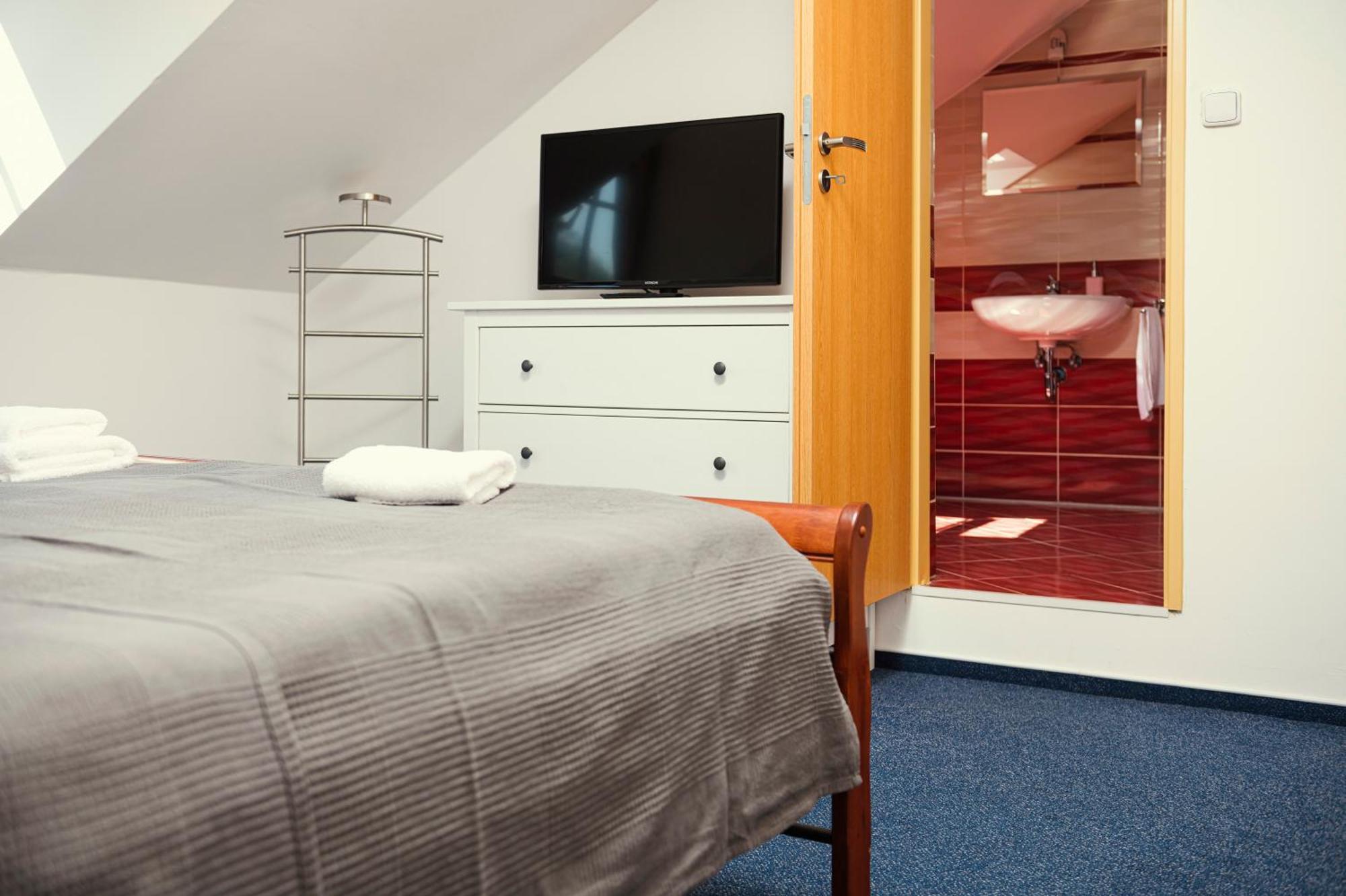 Hotel Ostende Chocerady Eksteriør bilde