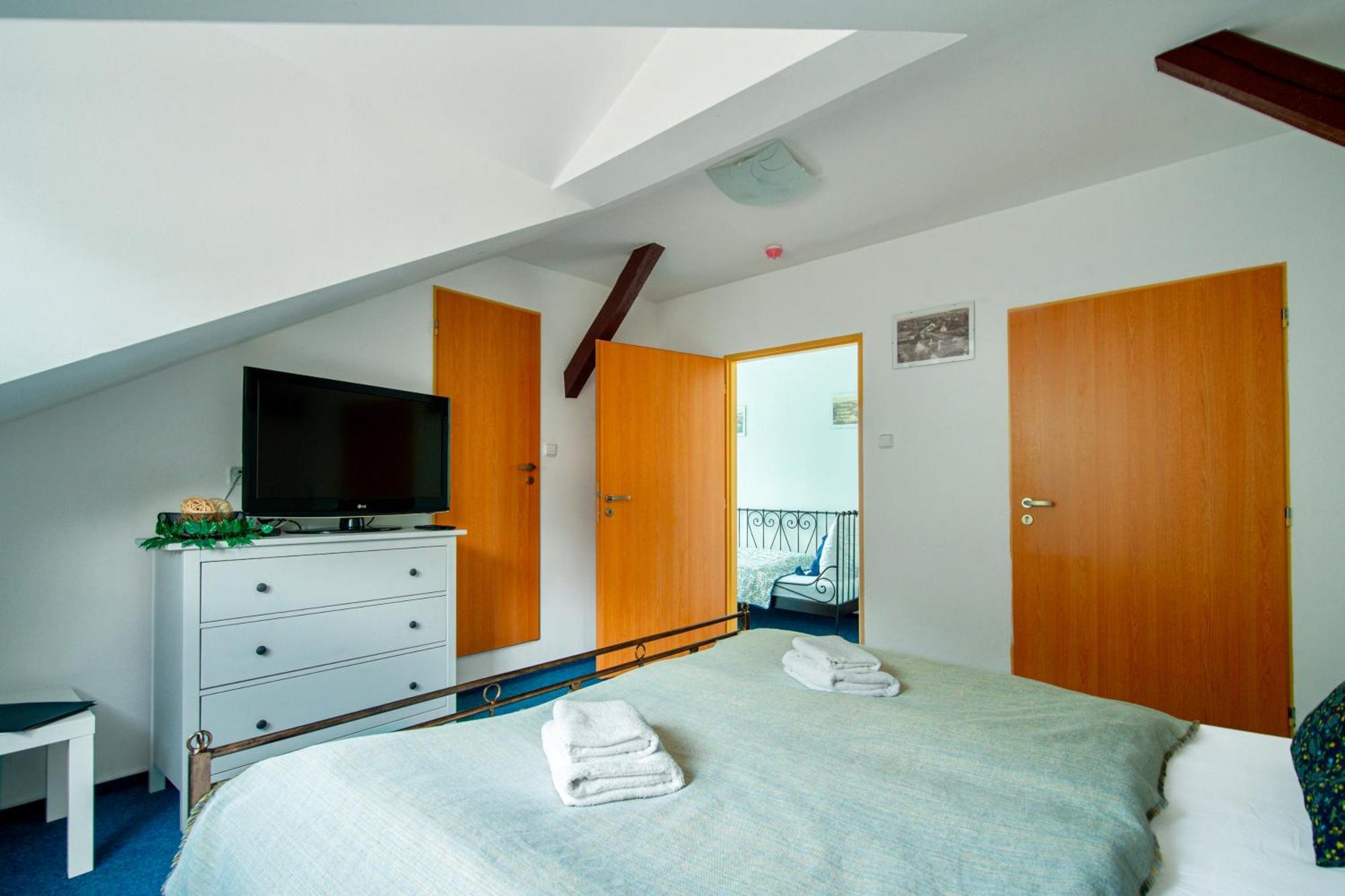 Hotel Ostende Chocerady Eksteriør bilde